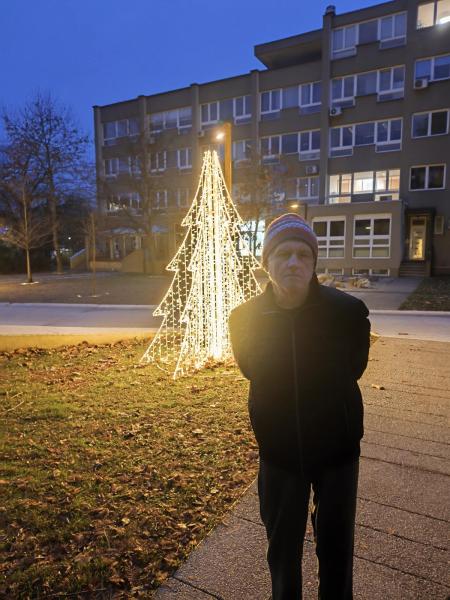 Postavljanje božično novoletne smreke in sprehod med lučkami