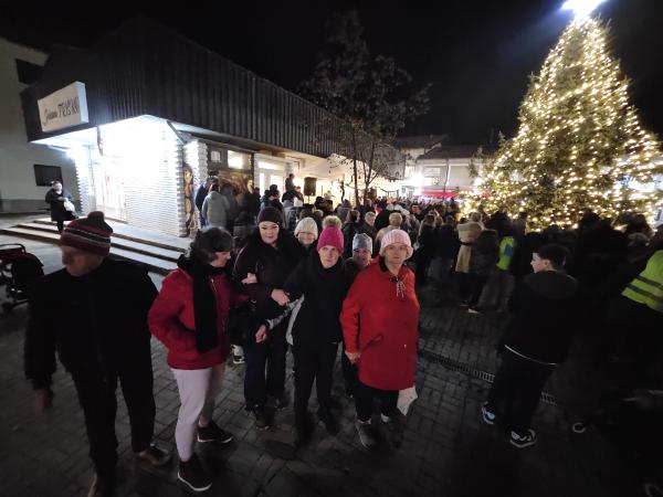 Prižig lučk in obisk Miklavža v mestni četrti Desni breg 
