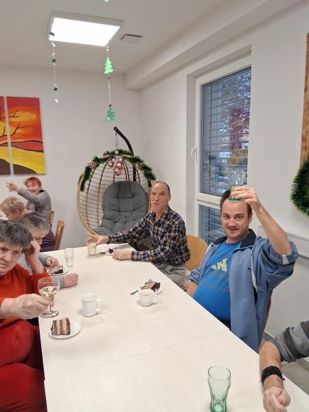 Pesem, tortica in druženje ob Suzaninem prazniku