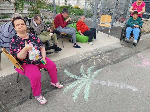 Barvito petkovo popoldne pred bivalno enoto