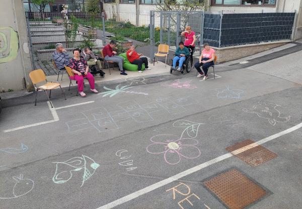 Barvito petkovo popoldne pred bivalno enoto