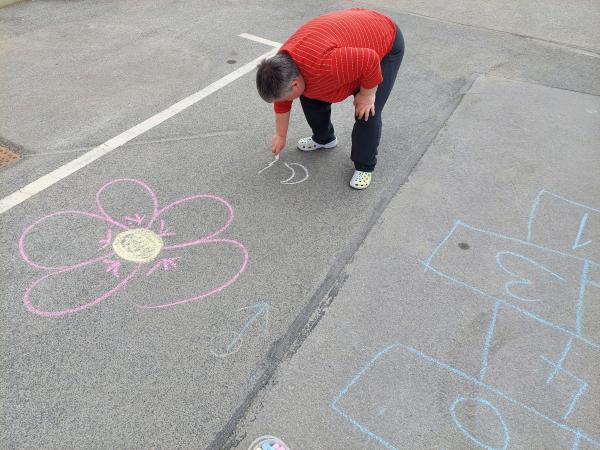 Barvito petkovo popoldne pred bivalno enoto