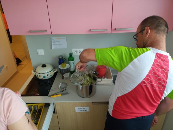 Dišeči bezgov sok izpod pridnih rok