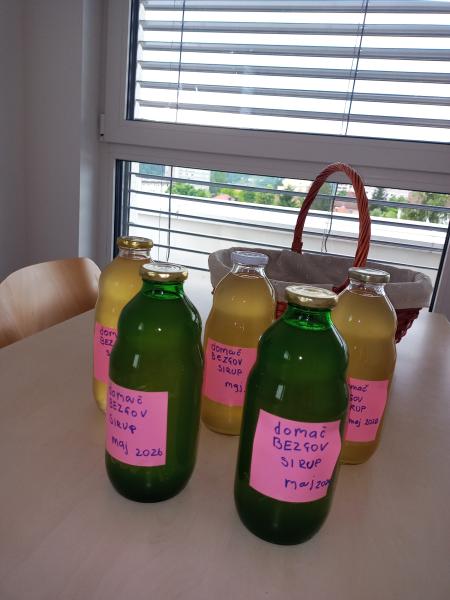 Dišeči bezgov sok izpod pridnih rok