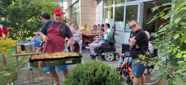Ko zadiši po hamburgerjih in zapoje harmonika – Ježkov poletni piknik