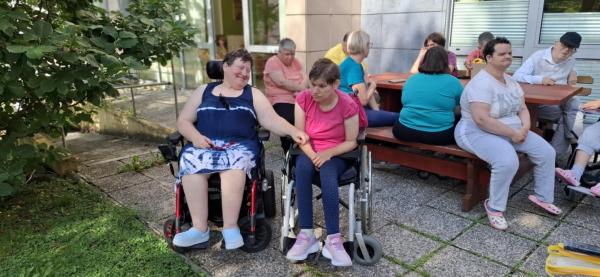 Ko zadiši po hamburgerjih in zapoje harmonika – Ježkov poletni piknik