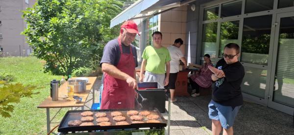 Ko zadiši po hamburgerjih in zapoje harmonika – Ježkov poletni piknik