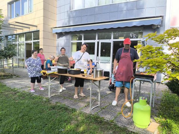Ko zadiši po hamburgerjih in zapoje harmonika – Ježkov poletni piknik