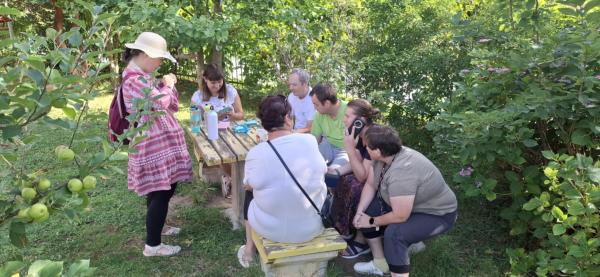 Ko zadiši po hamburgerjih in zapoje harmonika – Ježkov poletni piknik