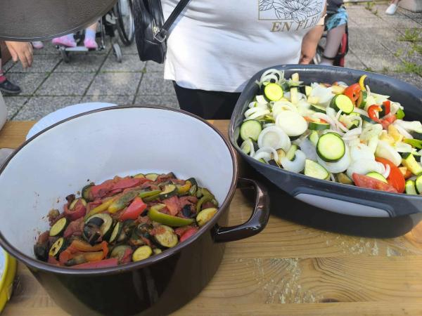 Ko zadiši po hamburgerjih in zapoje harmonika – Ježkov poletni piknik