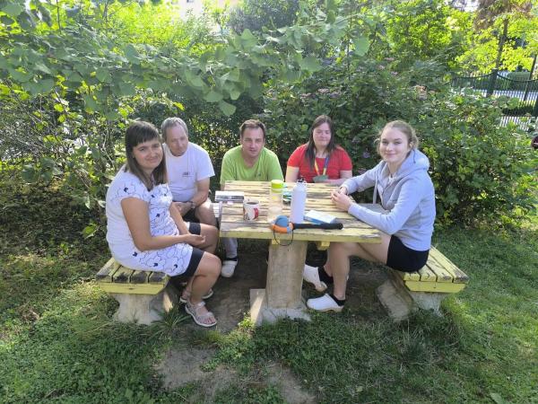 Ko zadiši po hamburgerjih in zapoje harmonika – Ježkov poletni piknik