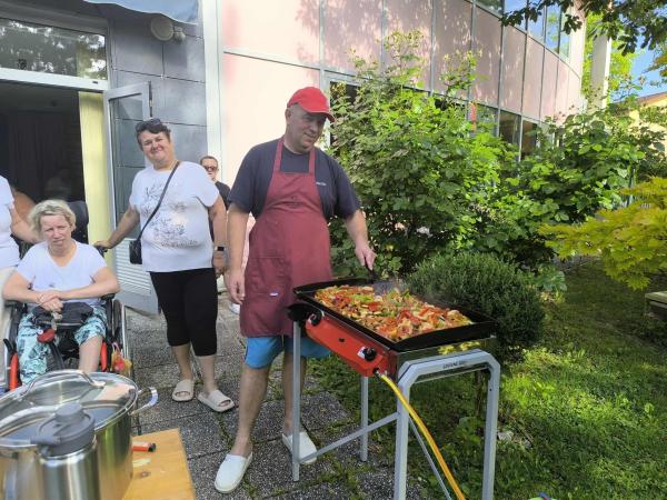 Ko zadiši po hamburgerjih in zapoje harmonika – Ježkov poletni piknik