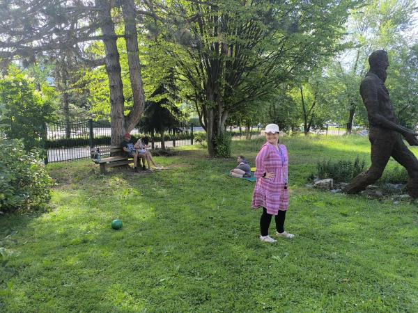 Ko zadiši po hamburgerjih in zapoje harmonika – Ježkov poletni piknik