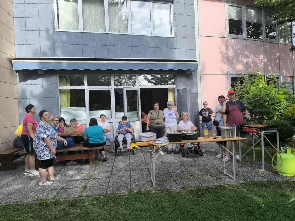 Ko zadiši po hamburgerjih in zapoje harmonika – Ježkov poletni piknik