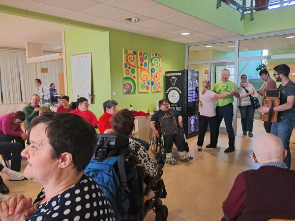 Pesem, ples in dobra volja v zadnjih dneh leta