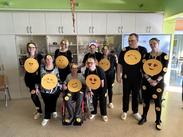 Pustne maske in veselo rajanje