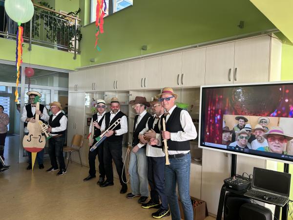 Pustne maske in veselo rajanje