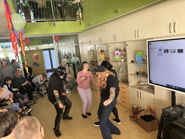 Pustne maske in veselo rajanje