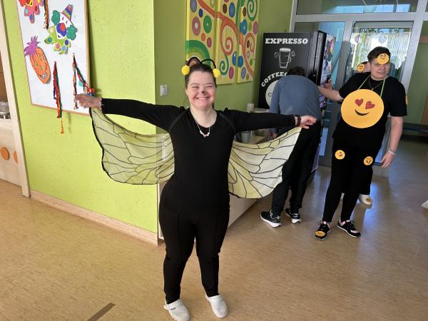 Pustne maske in veselo rajanje