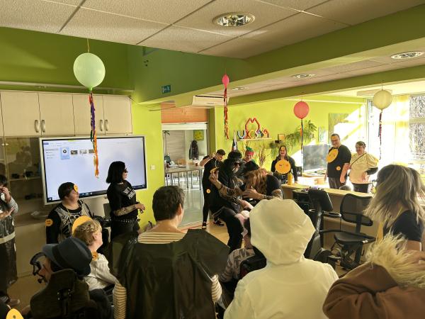 Pustne maske in veselo rajanje