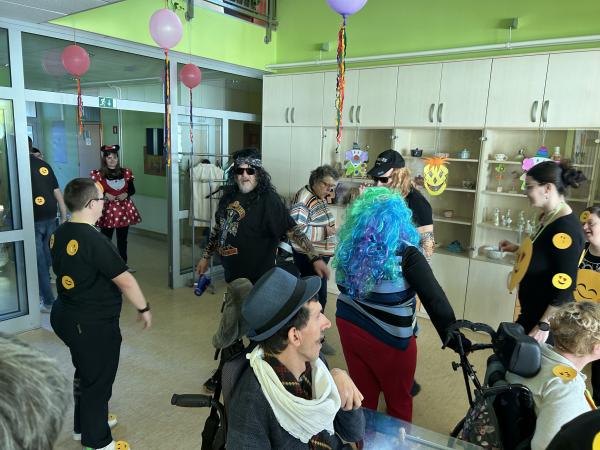 Pustne maske in veselo rajanje