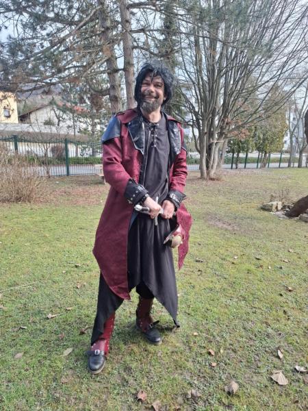 Pustne maske in veselo rajanje