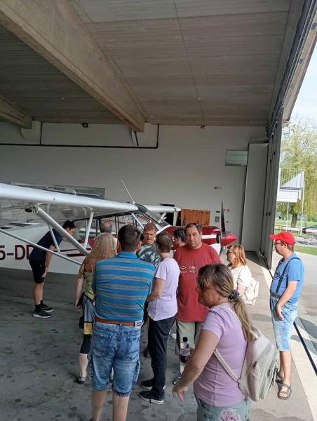 Grega uresničil svojo željo: obisk letališča in izbira letala za maketo