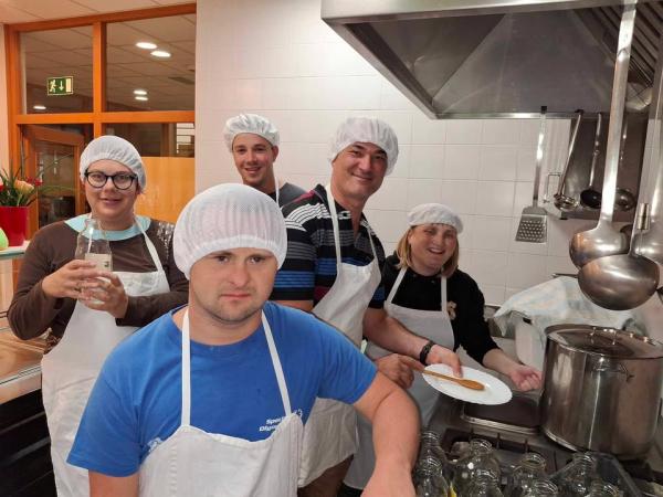 Pri nas je zadišalo po meti in sladkem pecivu