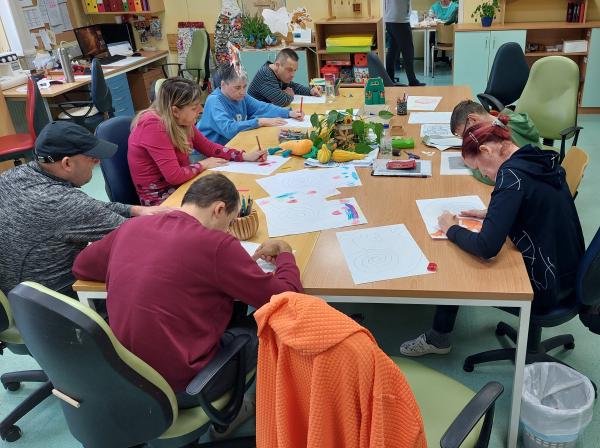 Ustvarjalna čarovnija v varstveni delavnici