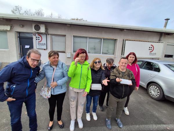 Obisk pri mojstrih gumbarstva – Dolejši Šempeter