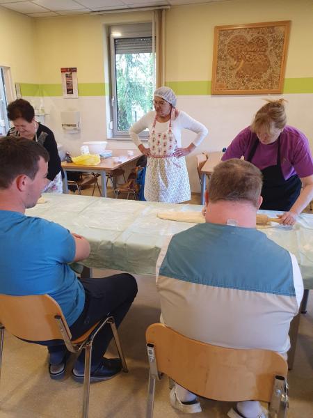 Dišalo je po sveže pečenih rogljičkih