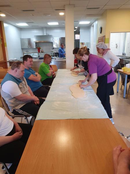 Dišalo je po sveže pečenih rogljičkih