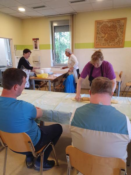 Dišalo je po sveže pečenih rogljičkih