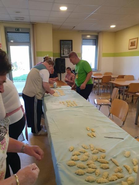 Dišalo je po sveže pečenih rogljičkih