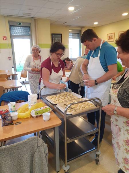 Dišalo je po sveže pečenih rogljičkih