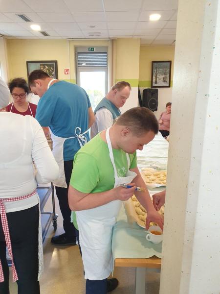 Dišalo je po sveže pečenih rogljičkih