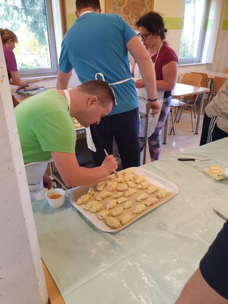 Dišalo je po sveže pečenih rogljičkih