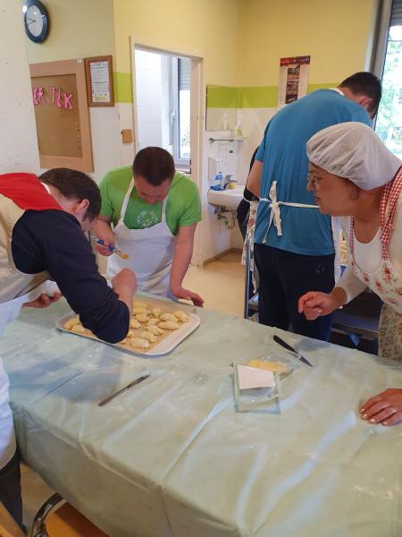 Dišalo je po sveže pečenih rogljičkih